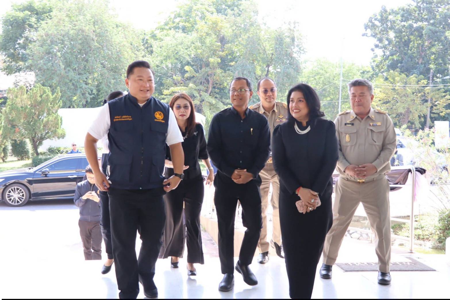 title - นางสาวสิริมา แจ้งกระจ่าง ผู้อำนวยการศูนย์ส่งเสริมและพัฒนาอาชีพเสริมนอกภาคการเกษตร ให้การต้อนรับ นายชวนินทร์ วงศ์สถิตจิรกาล ผู้ว่าราชการจังหวัดพระนครศรีอยุธยา และหัวหน้าส่วนราชการ เข้าเยี่ยมชม แผนกฝึกอบรม ศพส. ณ ศูนย์ส่งเสริมและพัฒนาอาชีพเสริมนอกภาคการเกษตร (ศูนย์ศิลปาชีพ บางไทรฯ (เดิม))